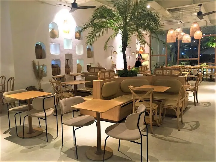 ビンタイン区の池のほとりにある景色がきれいなカフェ