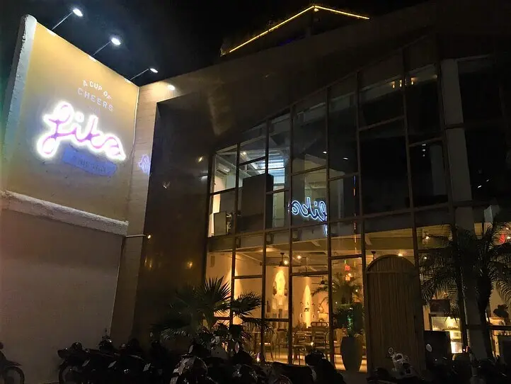 ビンタイン区の池のほとりにある景色がきれいなカフェ