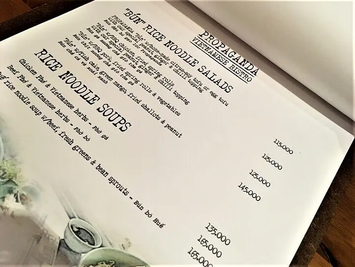 プロパガンダポスターをテーマにしたフォトジェニックなレストラン~「PROPAGANDA（プロパガンダ）」