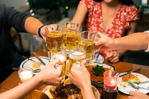 「1、2、3 Dzô（モッ・ハイ・バー・ゾー）」とは？ サイゴンならではの「乾杯の掛け声」文化を解説