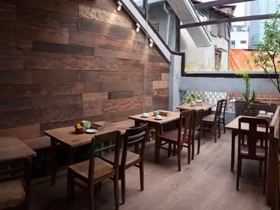 雰囲気はロッジ。素朴なベトナム南部の家庭料理を味わう