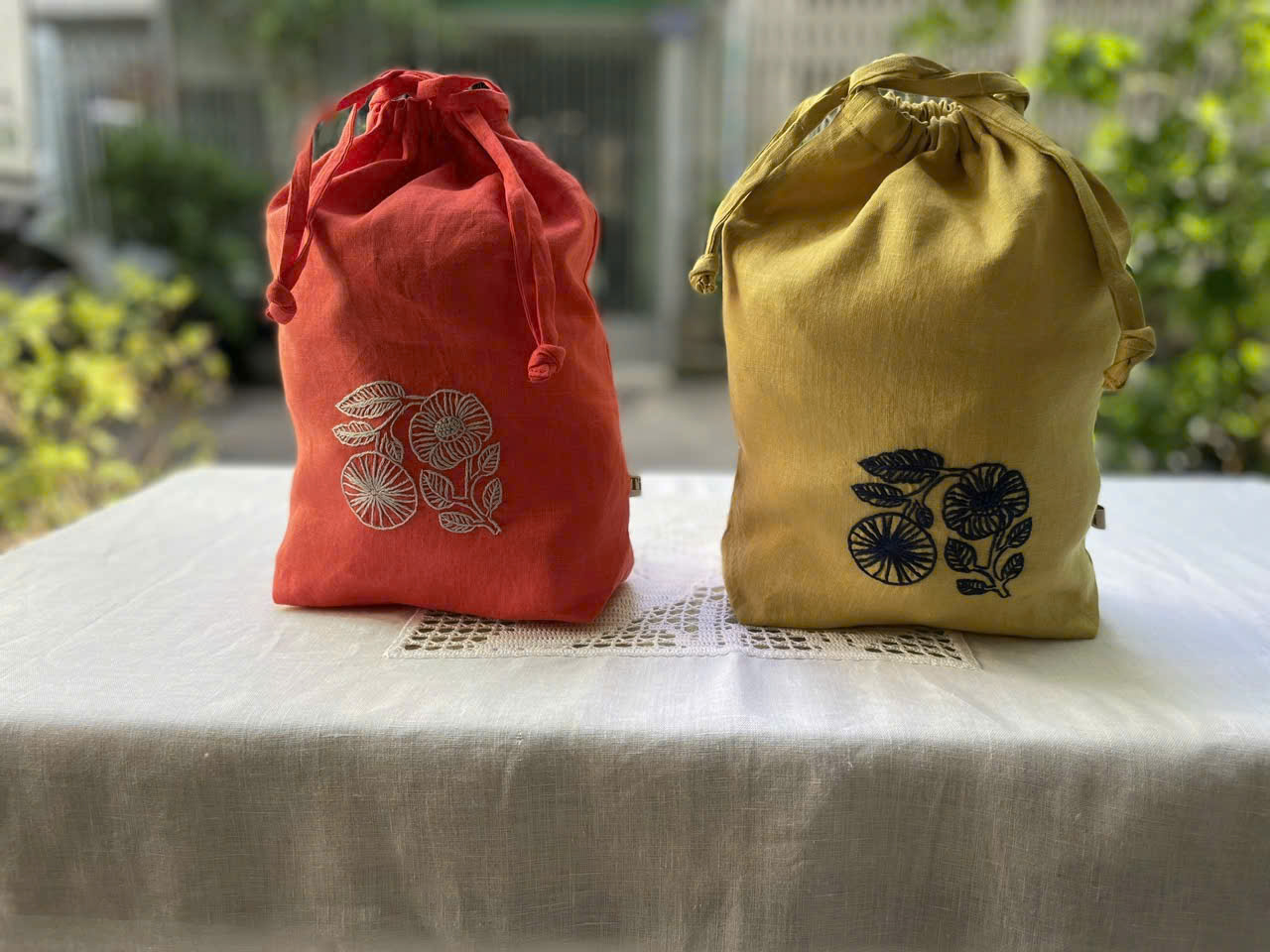 ボタニカル手刺繍のリネン巾着（マチ付き・内袋仕立て）