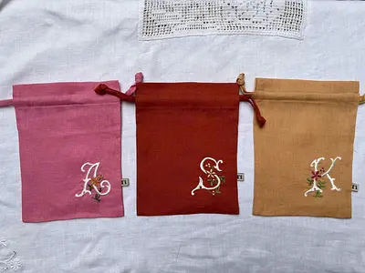 イニシャル刺繍入りの巾着