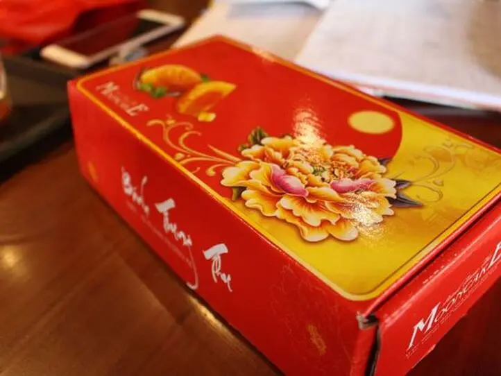 ベトナムの中秋節はみんなで月餅を