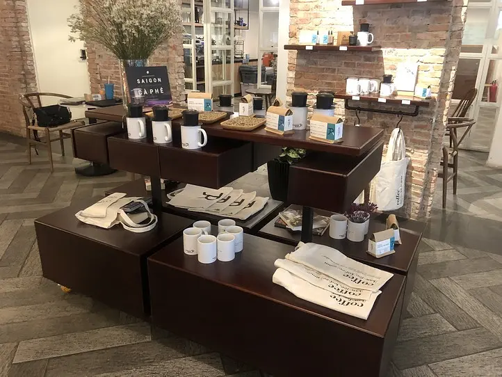 グエンフエ通り近くのカフェ！開放感溢れる〜The Running Bean