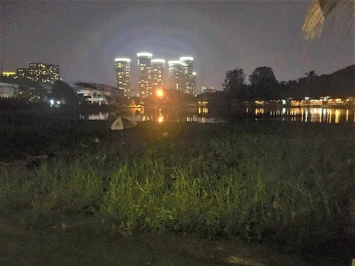 ビンタイン区の池のほとりにある景色がきれいなカフェ