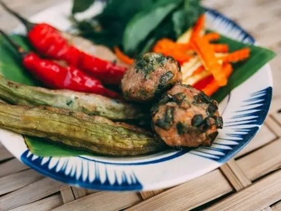 山岳民族の家で食べるベトナム料理