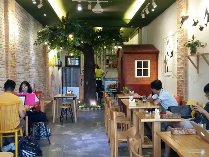 こんなところに…。古アパートに入居するかわいいお店たち