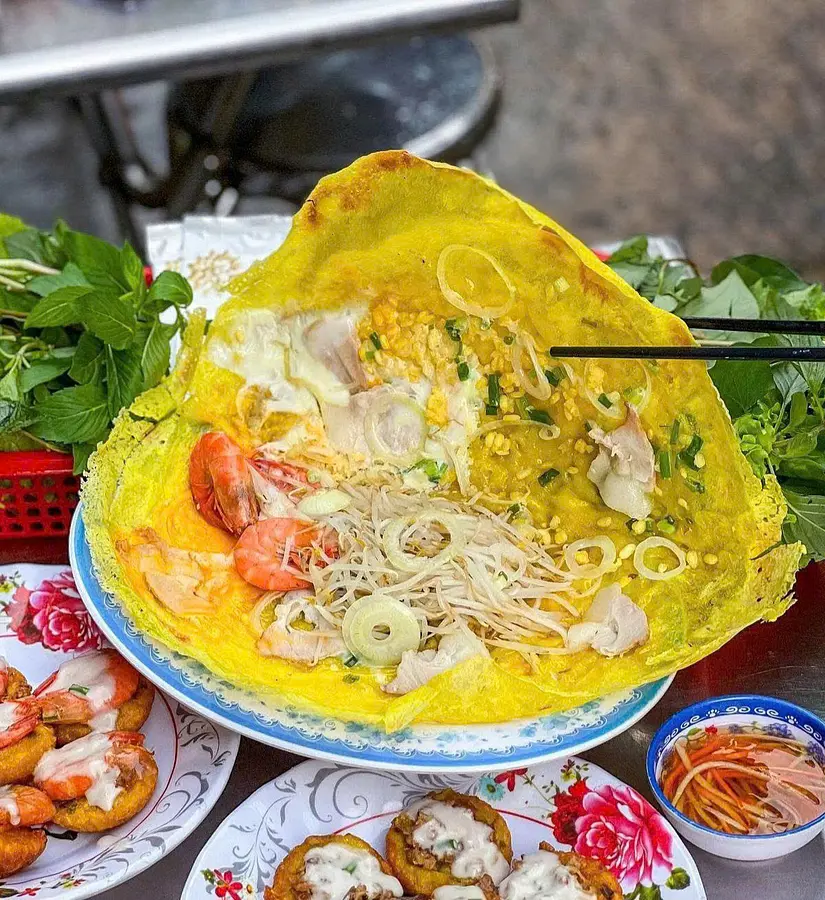 バインセオ「Bánh Xèo」とは？食べ方・大きさの違い・ホーチミンでの価格と体験をわかりやすく解説