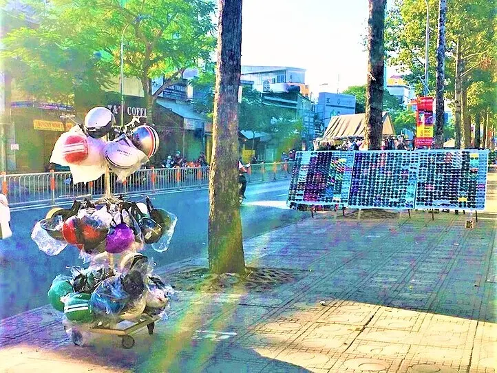 ホーチミンの路上ではあらゆるものが売られている