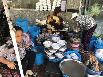ホーチミン高島屋すぐ！路上で食べる麺料理〜Bun thit nuong(ブンティットヌン)〜