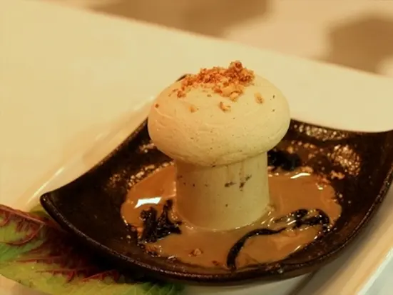 フランス人シェフが目の前で鴨を調理。