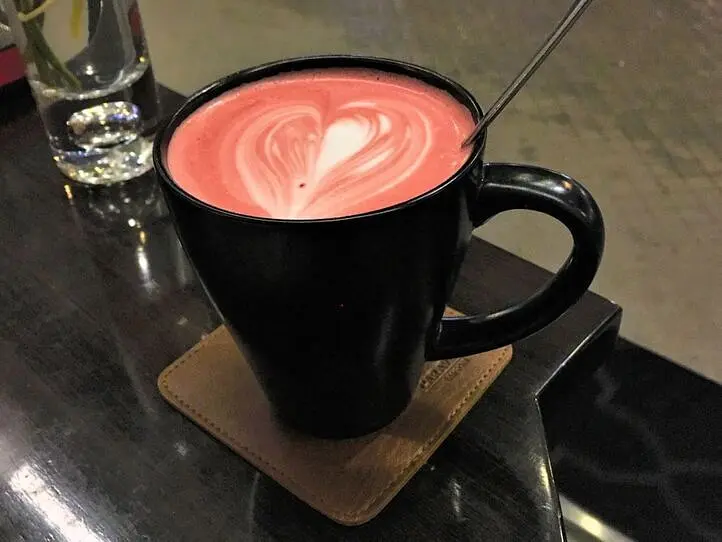 ホーチミンで飲める、フォトジェニックな赤ラテ/青ラテ