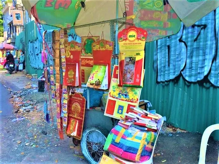 ホーチミンの路上ではあらゆるものが売られている