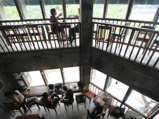 コーヒーに旅情緒を映す。観光の合間に