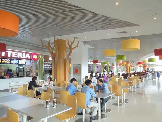 フードコート（クレセントモール）