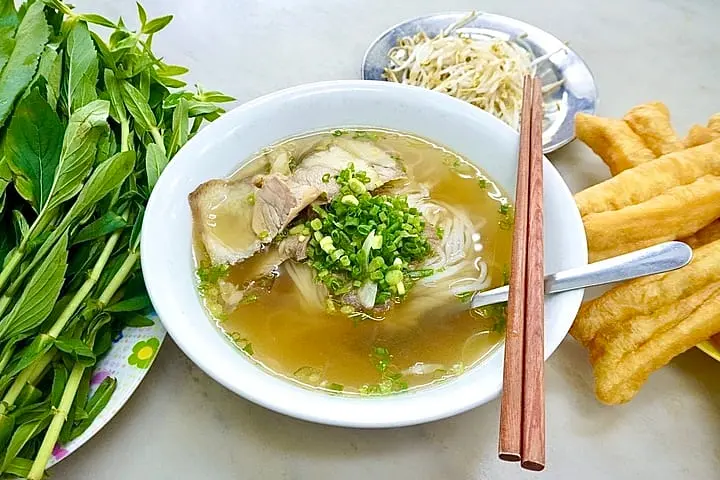 【2025年版】ホーチミン旅行で絶対外せない！人気グルメランキングBEST10とおすすめ店・食べ方ガイド
