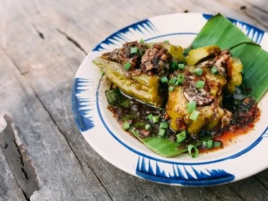 山岳民族の家で食べるベトナム料理