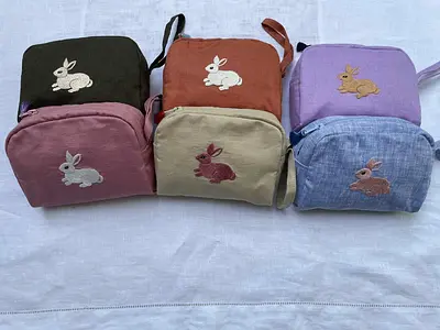 リネン素材のスクエアポーチ