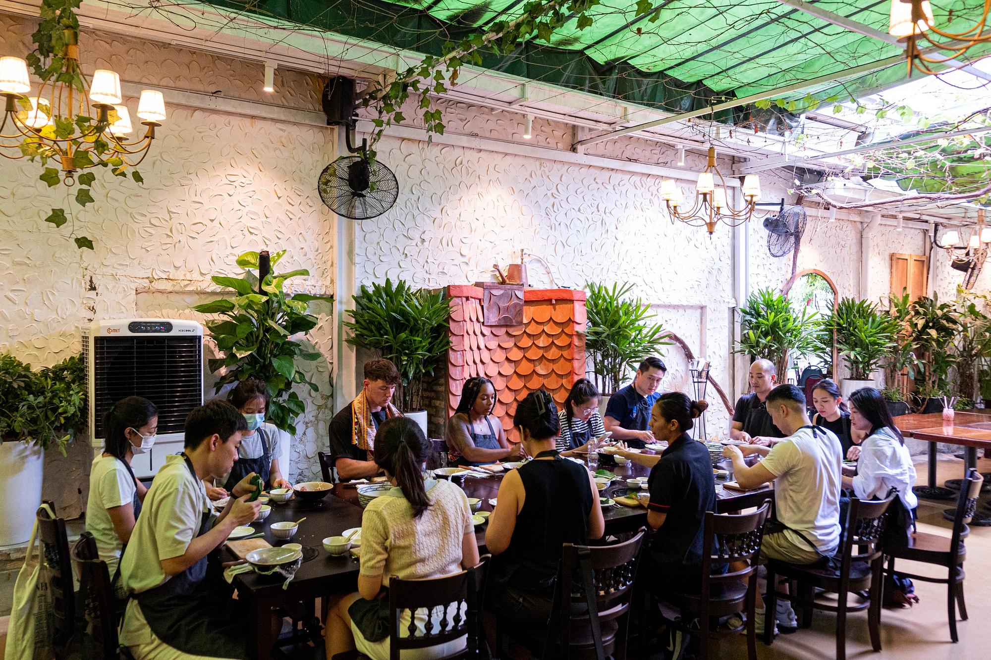 ホアトゥックシェフと市場で買物とベトナム料理作りを体験しよう！