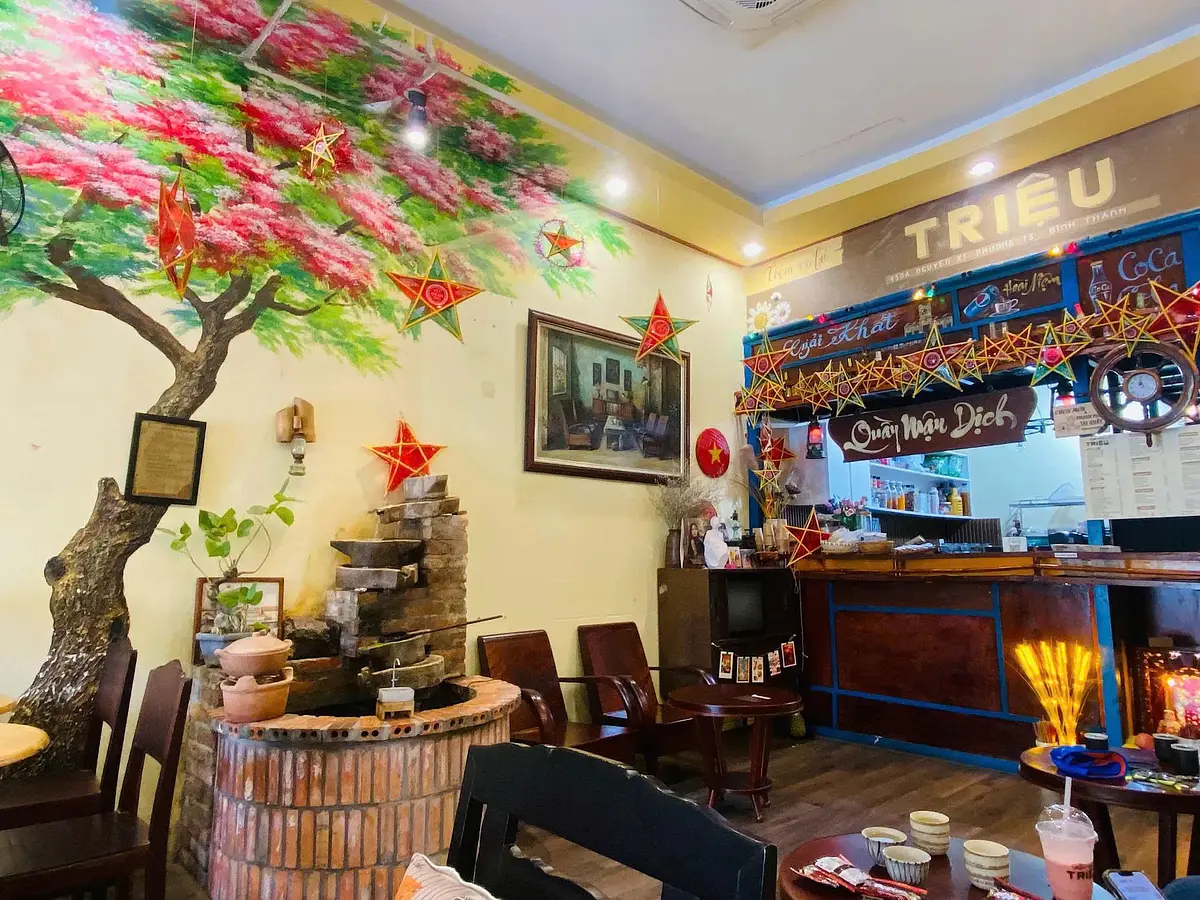 ビンタイン区の線路カフェ「Tiệm Cafe TRIỆU」完全ガイド - 目の前を列車が走るスリル体験