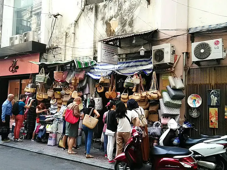 カゴバッグの宝庫「ゴック・フェンの店」