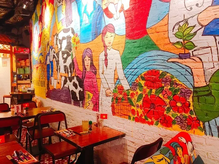 プロパガンダポスターをテーマにしたフォトジェニックなレストラン~「PROPAGANDA（プロパガンダ）」