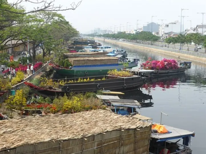 テトを前にホーチミンは華やかに～8区運河沿いにある花市場
