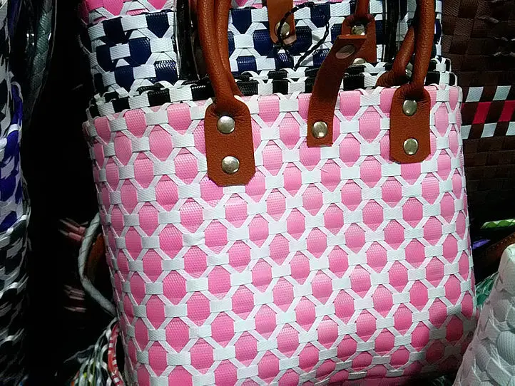 カゴバッグの宝庫「ゴック・フェンの店」