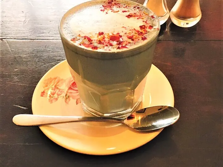 ホーチミンで飲める、フォトジェニックな赤ラテ/青ラテ