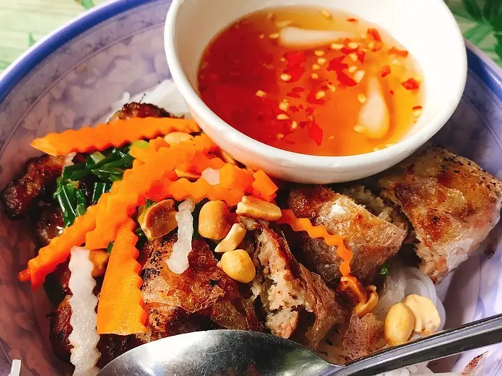 ホーチミン高島屋すぐ！路上で食べる麺料理〜Bun thit nuong(ブンティットヌン)〜
