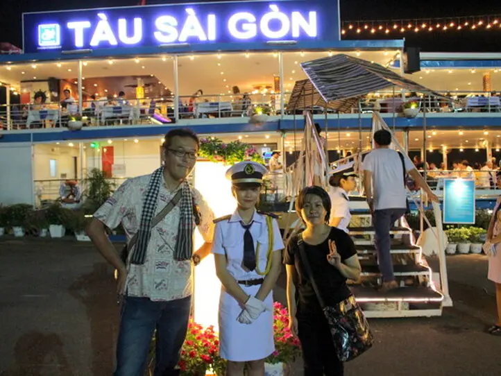 ホーチミンの夜、ナイトツアーの定番！水上人形劇＆ディナークルーズの２大スポットがセットに！