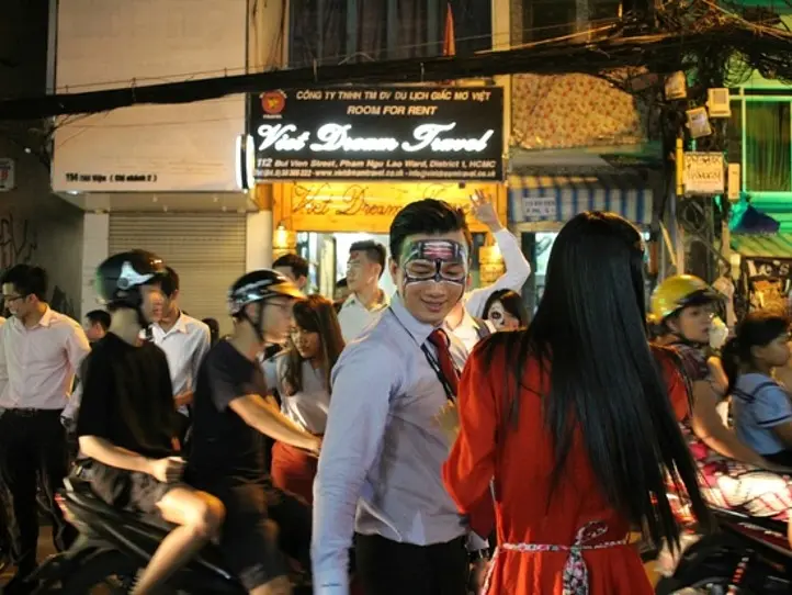 ももの女子旅日記：ベトナムのハロウィーンにバックパッカー街へ！？【第26話 / 連載4コマ漫画 】