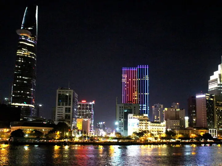 ホーチミンの夜、ナイトツアーの定番！水上人形劇＆ディナークルーズの２大スポットがセットに！