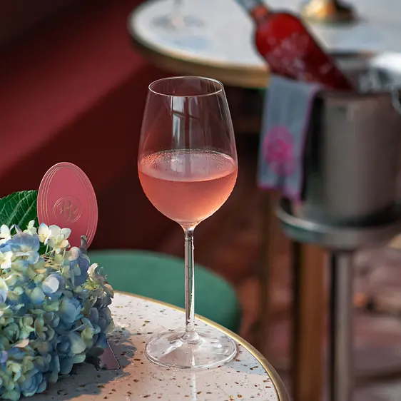 ピンク ・ラビット・ ルーフトップ ・バー