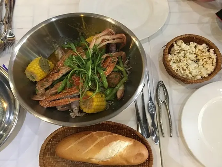 子連れで！フーコック島のカウ岩観光とシーフード料理を楽しむ