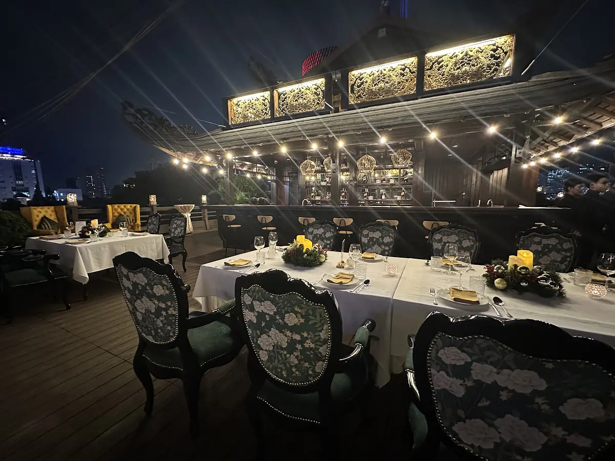 カウントダウン花火！ – Elisa Floating Restaurantのスペシャルディナーと絶景ホーチミン