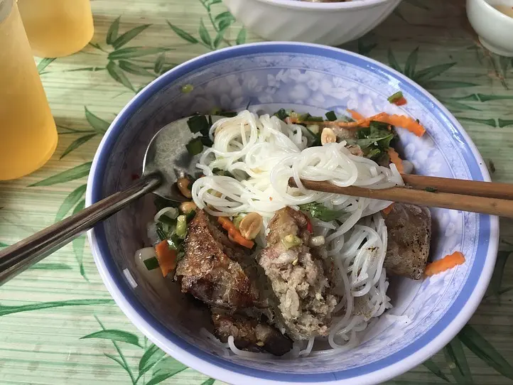 ホーチミン高島屋すぐ！路上で食べる麺料理〜Bun thit nuong(ブンティットヌン)〜