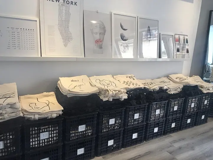 プレゼントやお土産にも最適！シンプルなデザインのトートバッグが手に入る~The E.Y.E Saigon