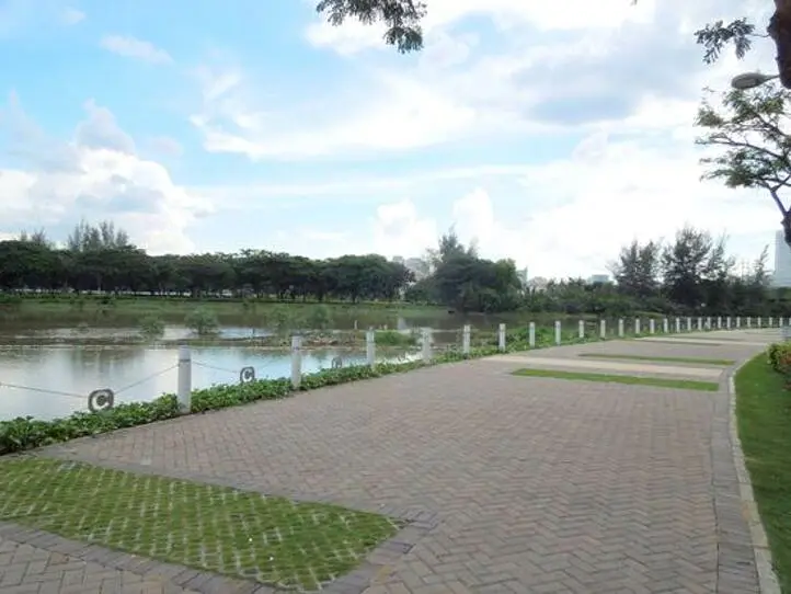 高級住宅街に建つクレセントモールに突入！