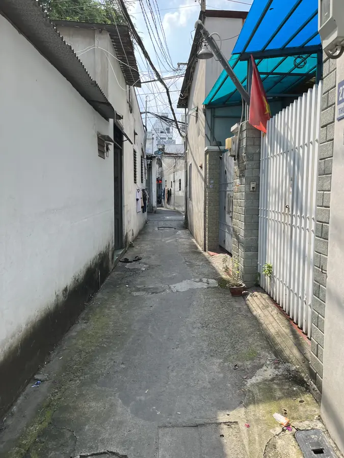 ホーチミン市の路地 を歩く