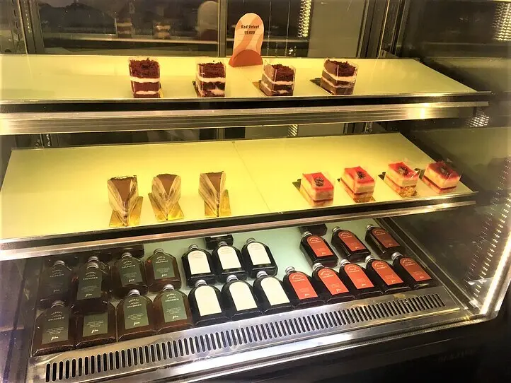 ビンタイン区の池のほとりにある景色がきれいなカフェ