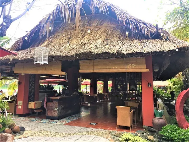 ビンタイン区の池のほとりにある景色がきれいなカフェ