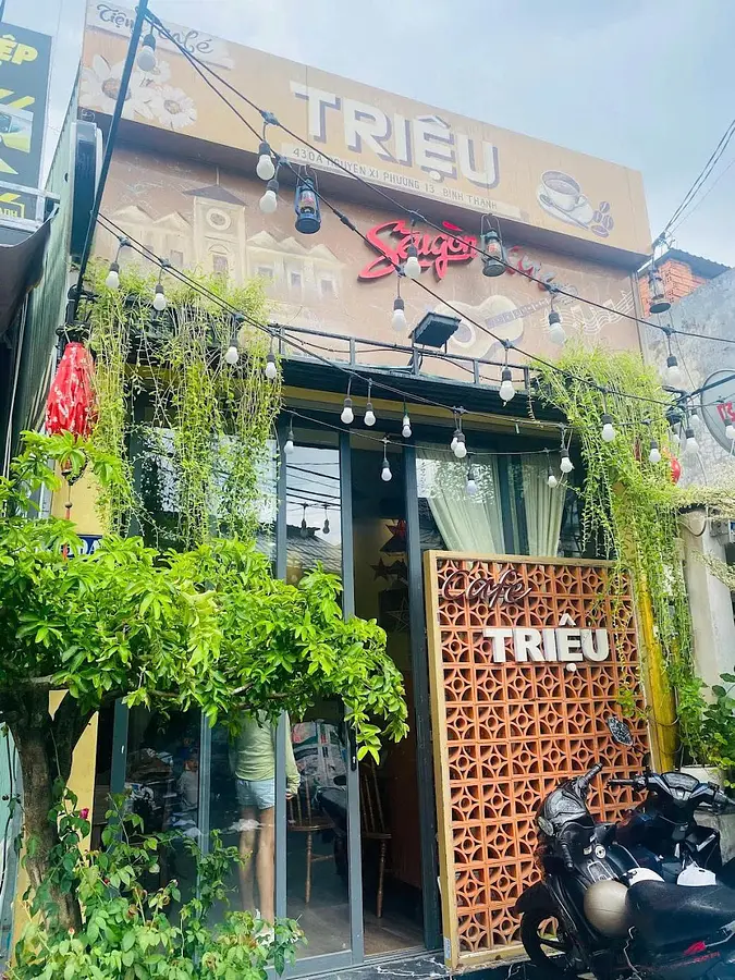 ビンタイン区の線路カフェ「Tiệm Cafe TRIỆU」完全ガイド - 目の前を列車が走るスリル体験
