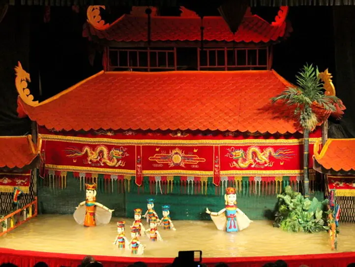 ホーチミンの夜、ナイトツアーの定番！水上人形劇＆ディナークルーズの２大スポットがセットに！