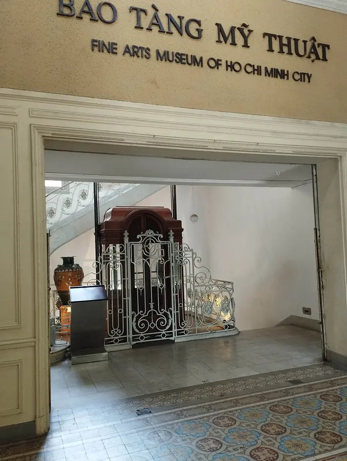 ベンタイン市場から２分歩いて芸術とローカルグルメに出会う