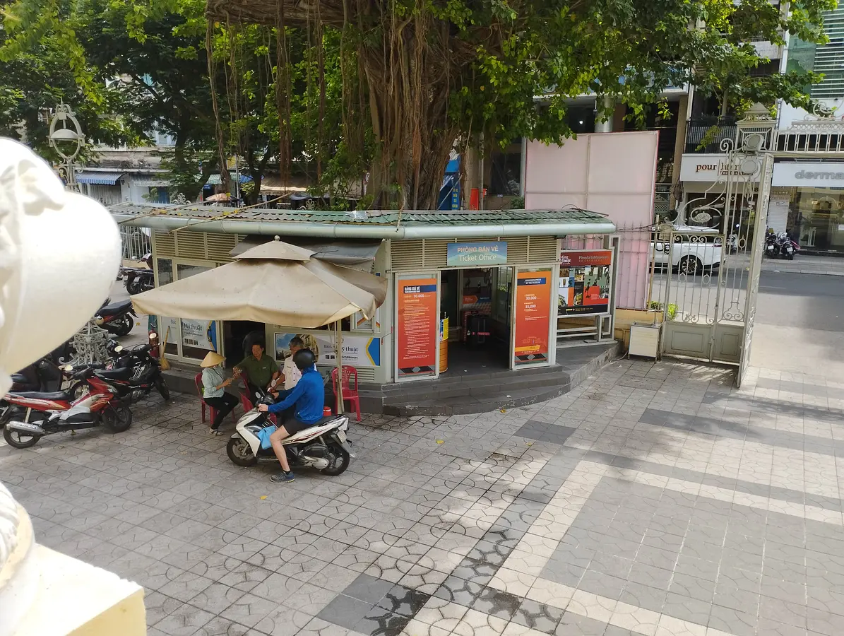 ベンタイン市場から２分歩いて芸術とローカルグルメに出会う