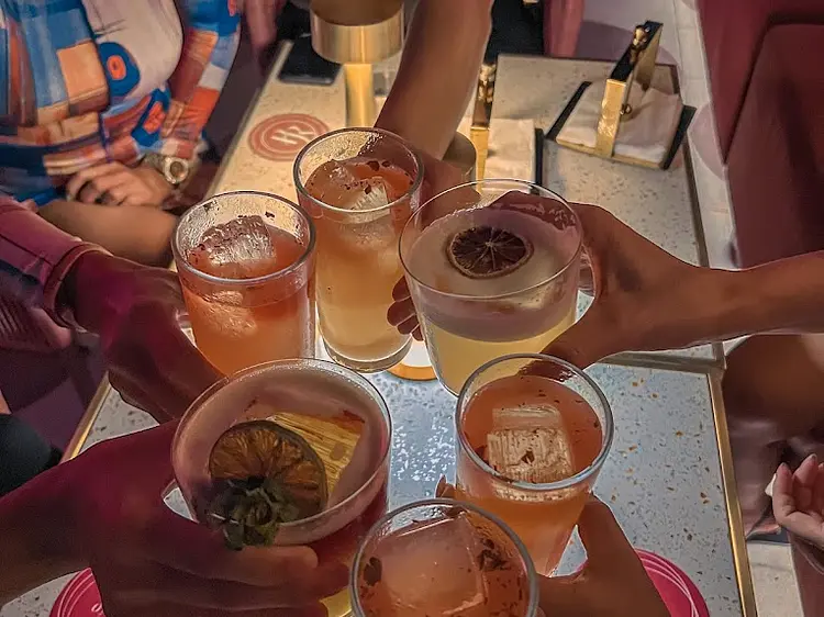 ピンク ・ラビット・ ルーフトップ ・バー