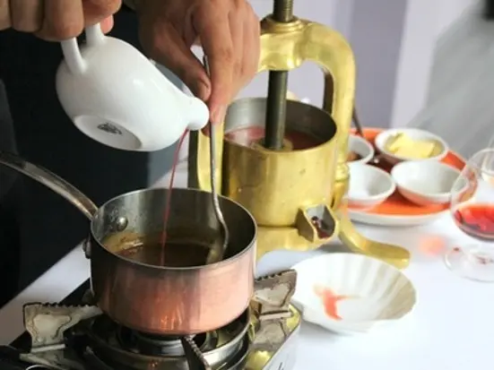 フランス人シェフが目の前で鴨を調理。