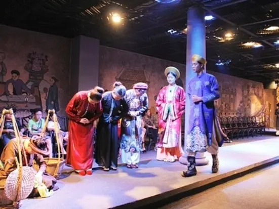 アオザイと文化、少数民族の暮らしの様子を舞台で表現
